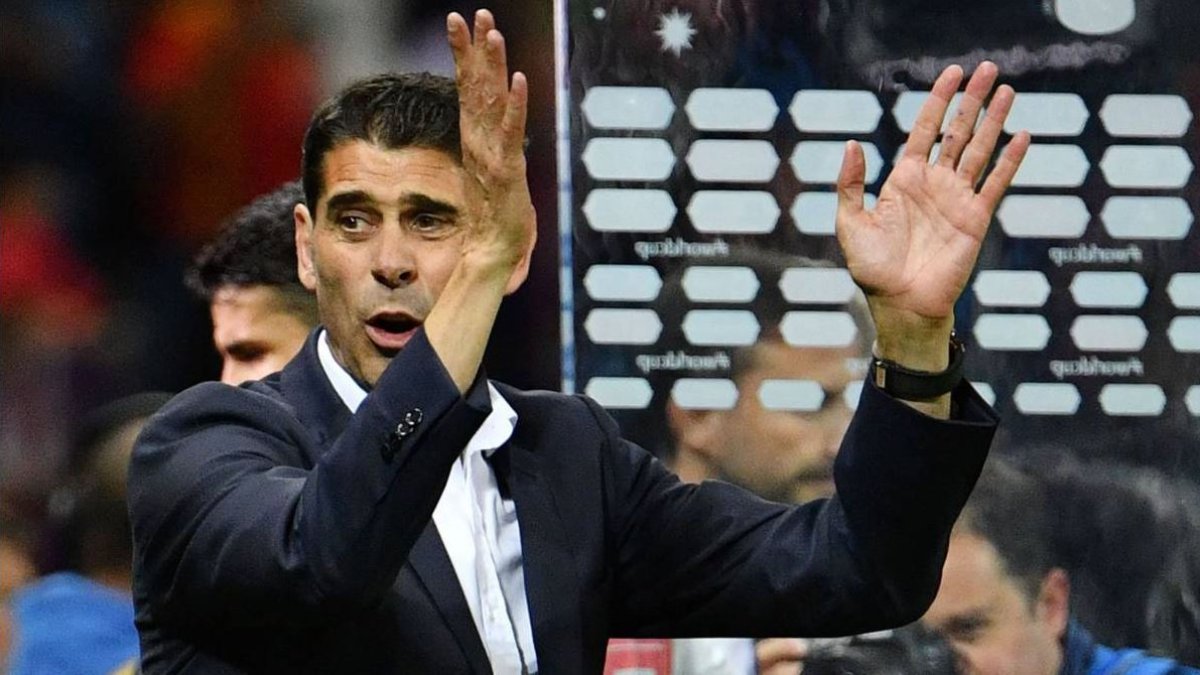 Fernando Hierro aplaudiendo a sus jugadores.