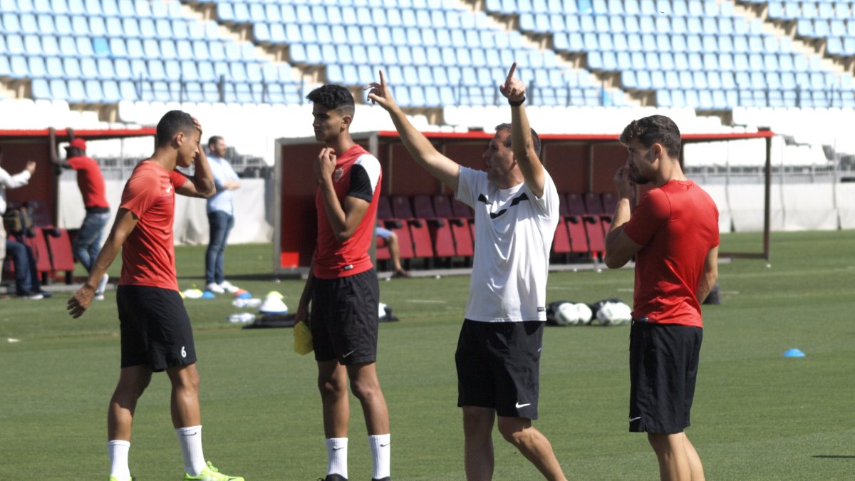 Esteban Navarro dando instrucciones a la plantilla.