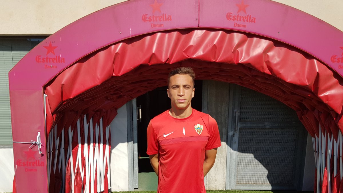 Sofián Chakla en el túnel de vestuarios del Estadio.