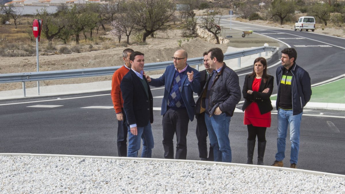 Responsables políticos de la Diputación y el Ayuntamiento en Los Menas.