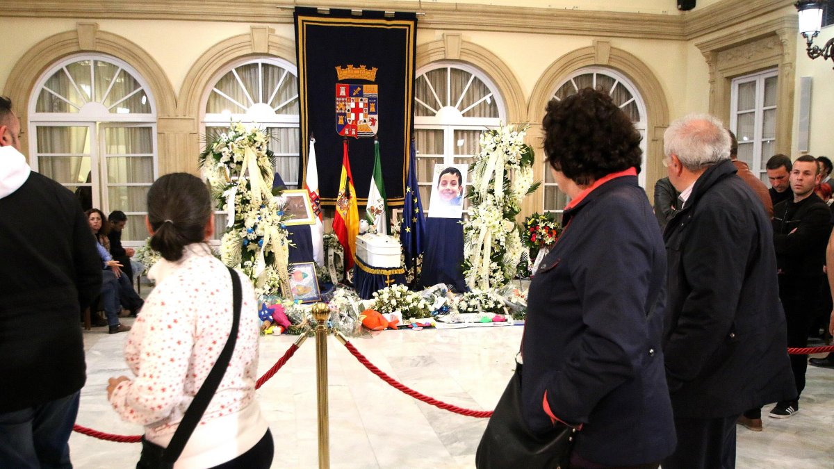 Capilla ardiente de Gabriel Cruz Ramírez en el patio de luces de la Diputación de Almería, por donde pasaron miles de ciudadanos