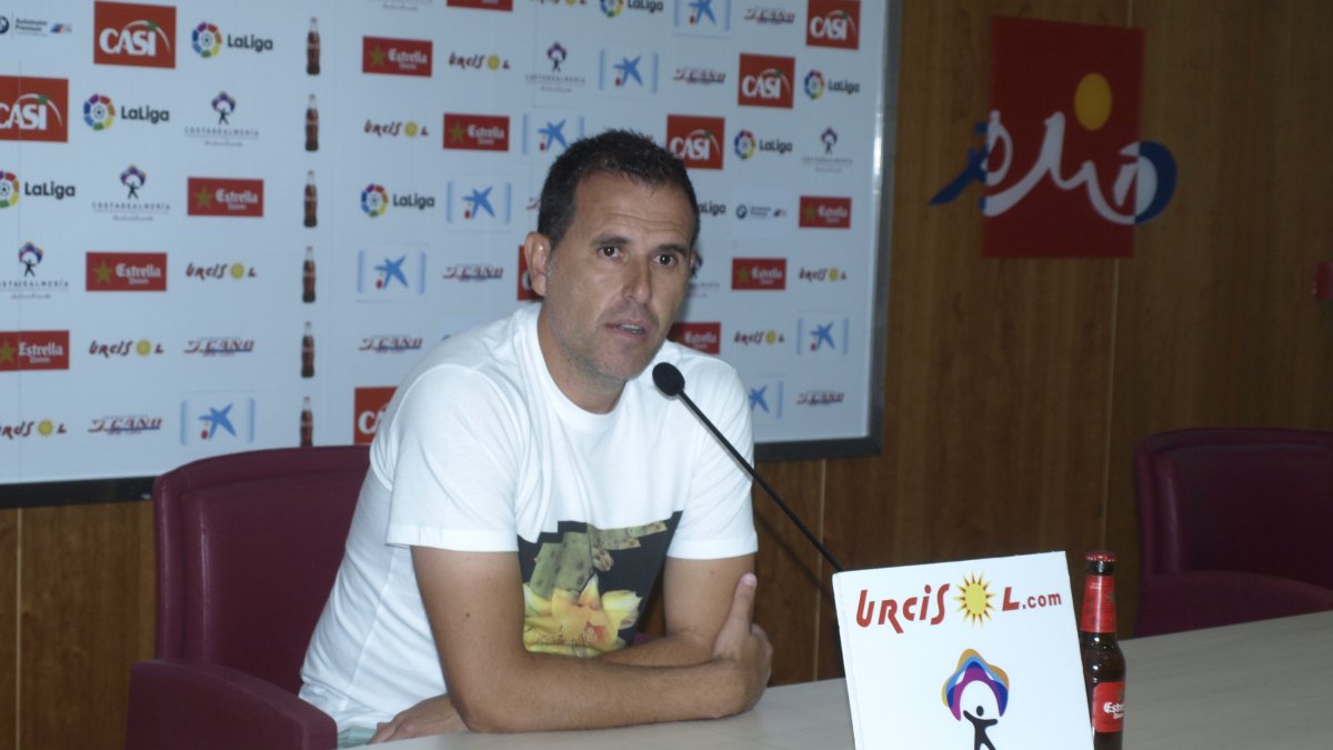 Esteban Navarroi en rueda de prensa.