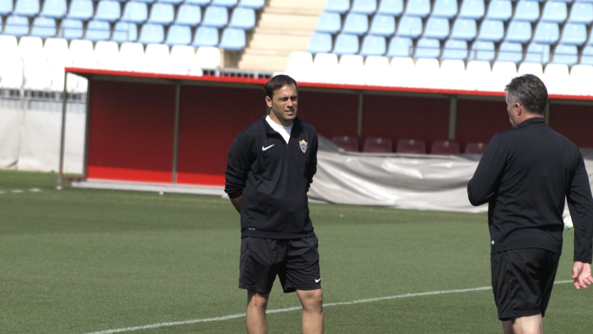 Fran Fernández continúa en el Almería.