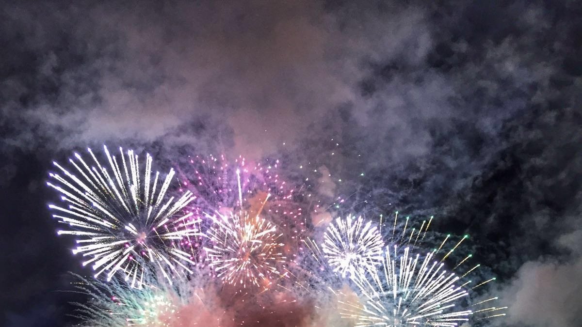 Los fuegos artificiales comenzarán en torno a medianoche en  el Espigón de la Térmica.