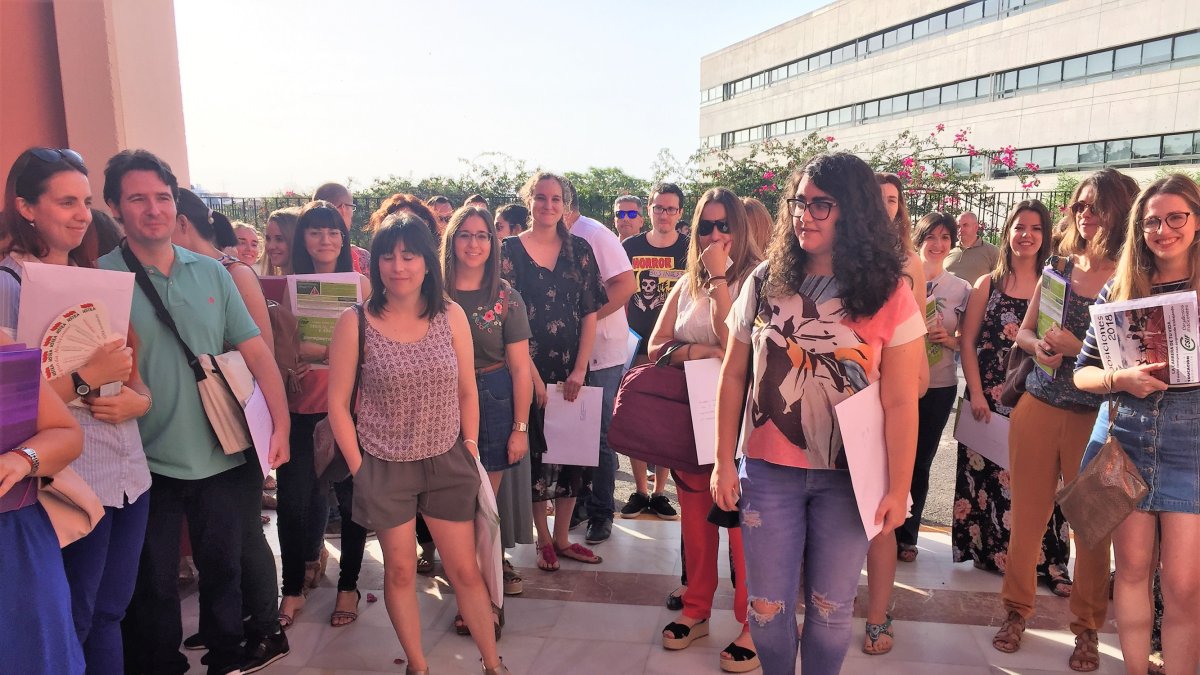 Aspirantes a una plaza de profesor de Secundaria, esta mañana, en el Centro de Profesores de Almería.