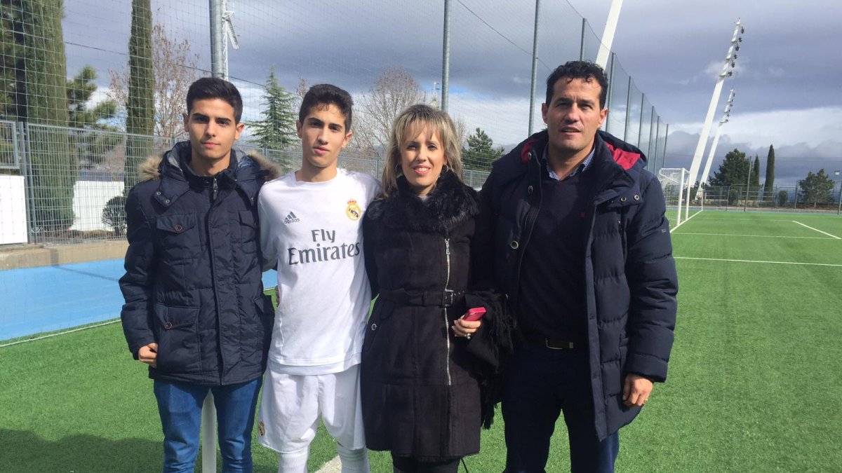 Luis Casas con su familia en Valdebebas.