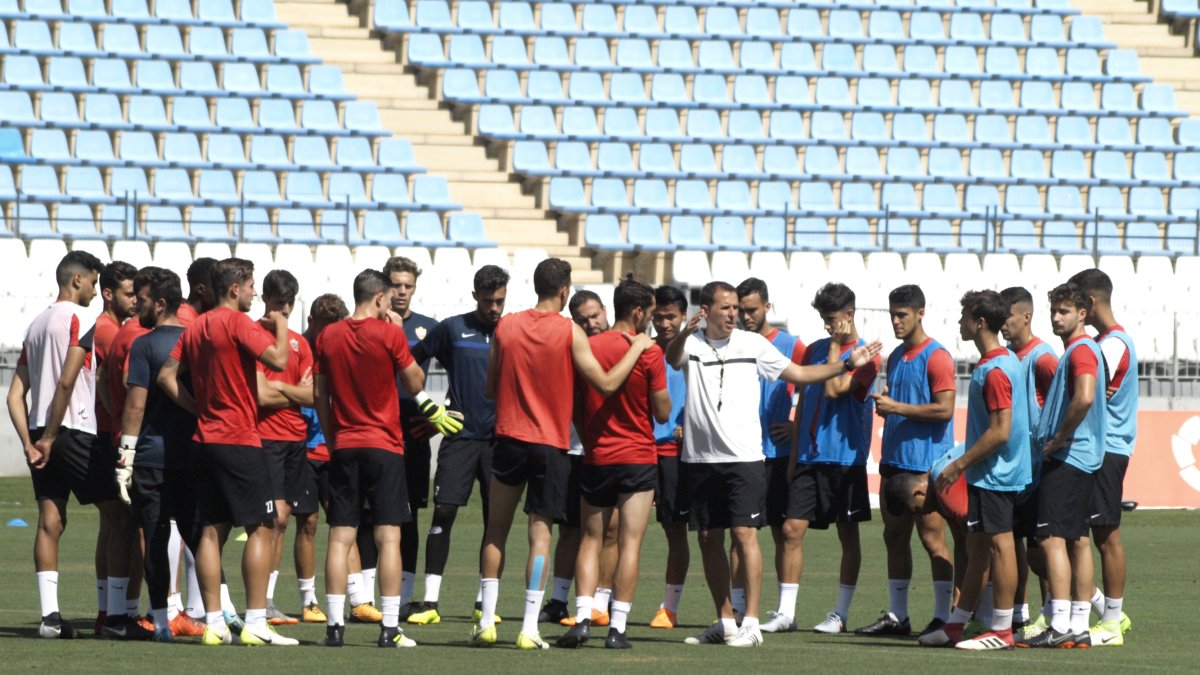Esteban Navarro dando la charla a los futbolistas.