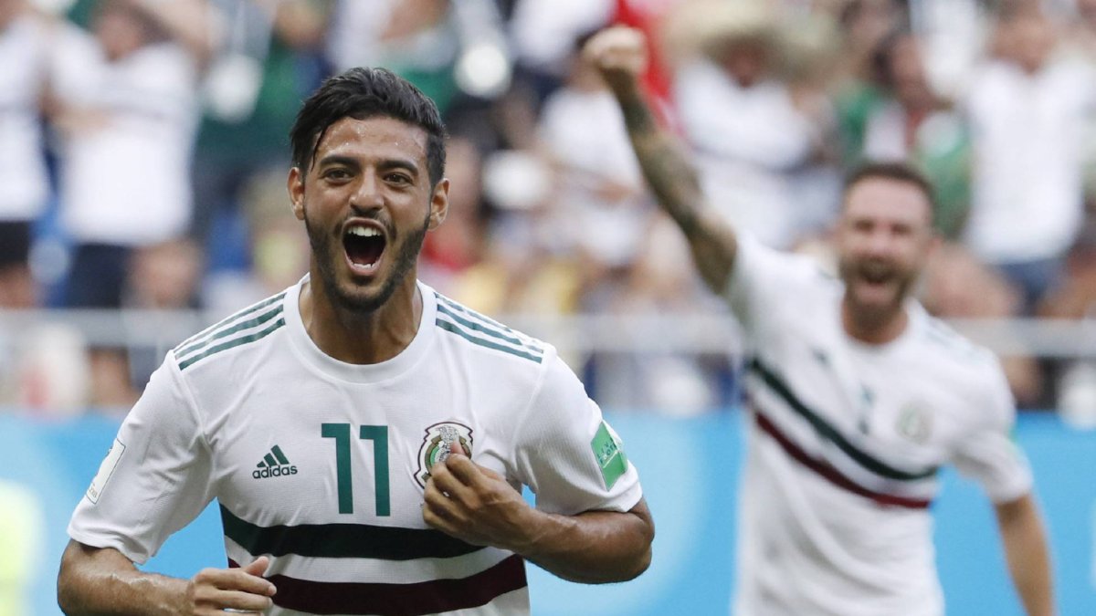 Vela celebra su gol.