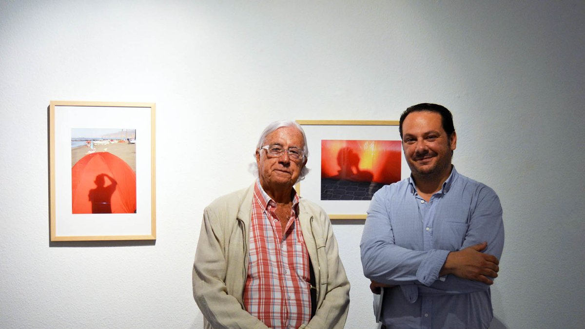 Pérez Siquier y el director del museo delante de dos fotografías de la nueva exposición.