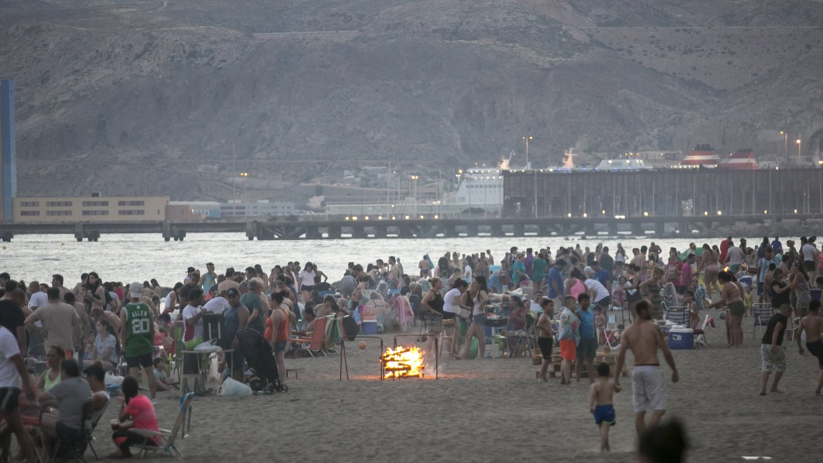 Familias y grupos de amigos llenaron las playas almerienses desde primera hora de la tarde de ayer.