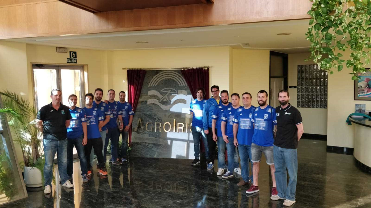 Los jugadores en plena visita.