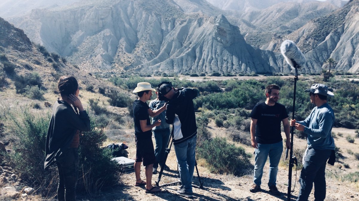 El equipo se prepara para rodar en el desierto de Almería.