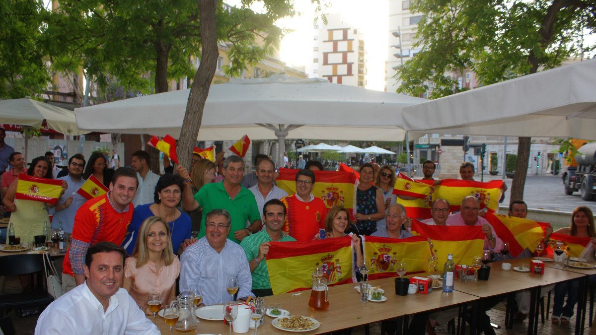 Cospedal e integrantes del PP almeriense, siguiendo el partido España-Marruecos.