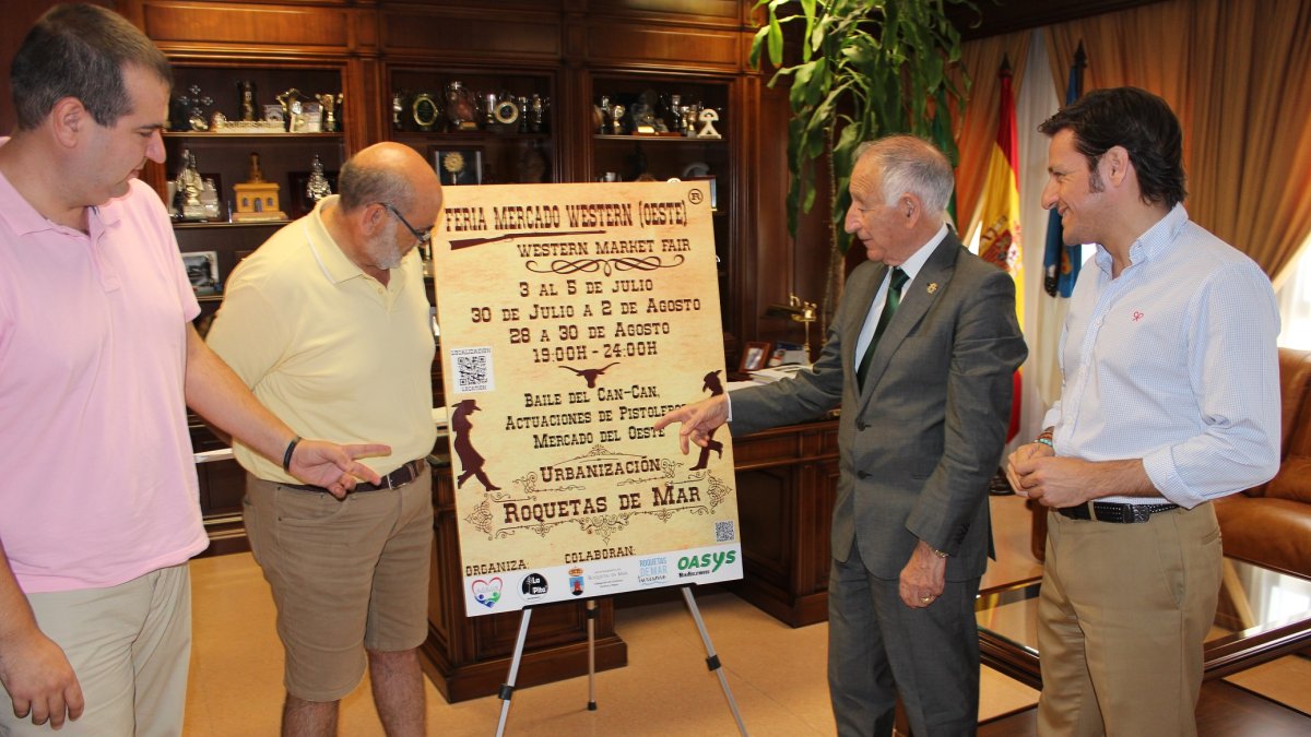 Presentación del evento con autoridades locales y representantes de los comerciantes.