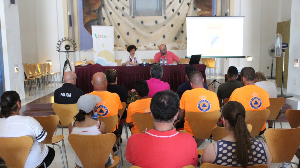 El adiestrador Curro Castillo imparte un curso de actuación con animales descontrolados en Vera.