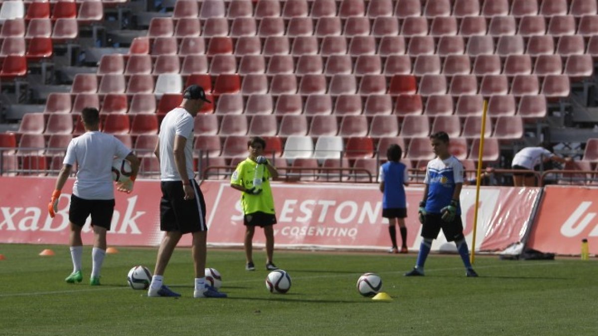Soriano dando clases de fútbol.