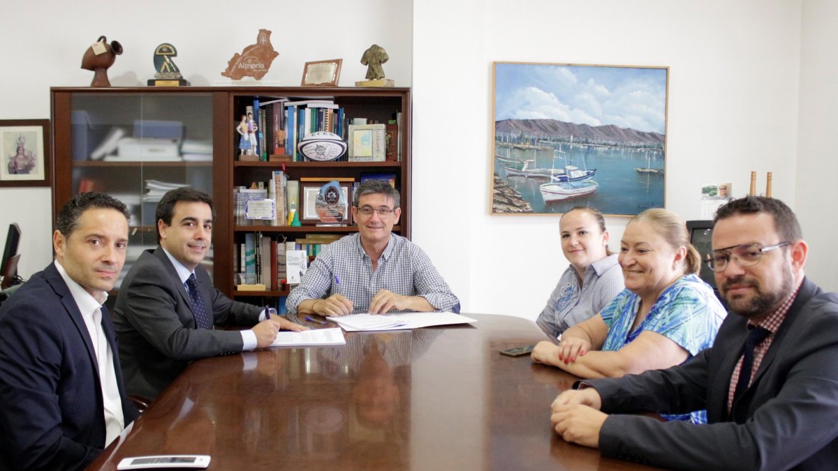 Firma del convenio con CLECE en el Ayuntamiento.