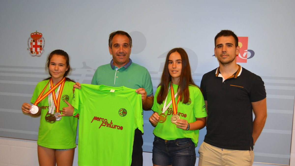 El concejal Juanjo Segura con las medallistas.
