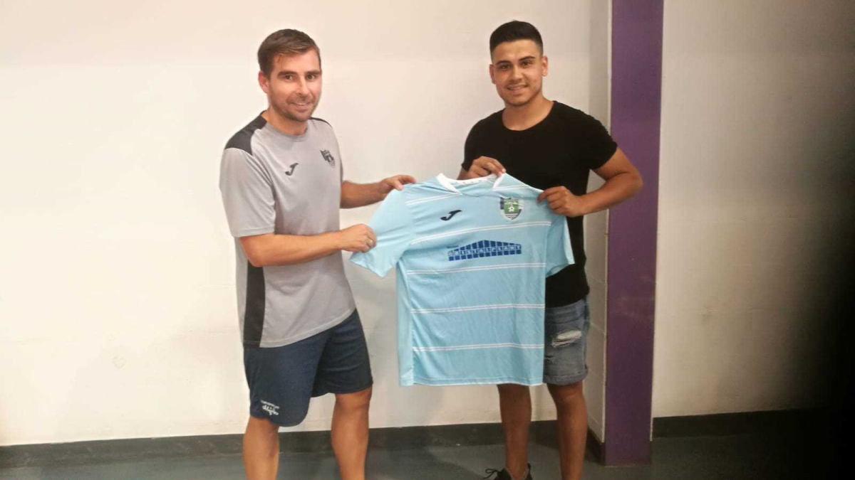 Miguel Brugarolas presentando al nuevo jugador celeste.