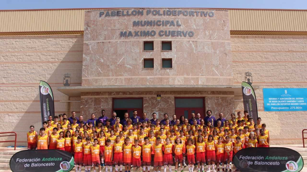 Los alumnos del campus posan en familia.
