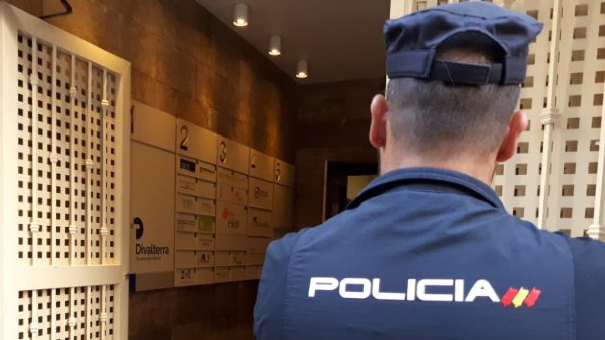 Registro policial en la sede de Divalterra (antigua Imelsa) en la calle Avellanas de Valencia.