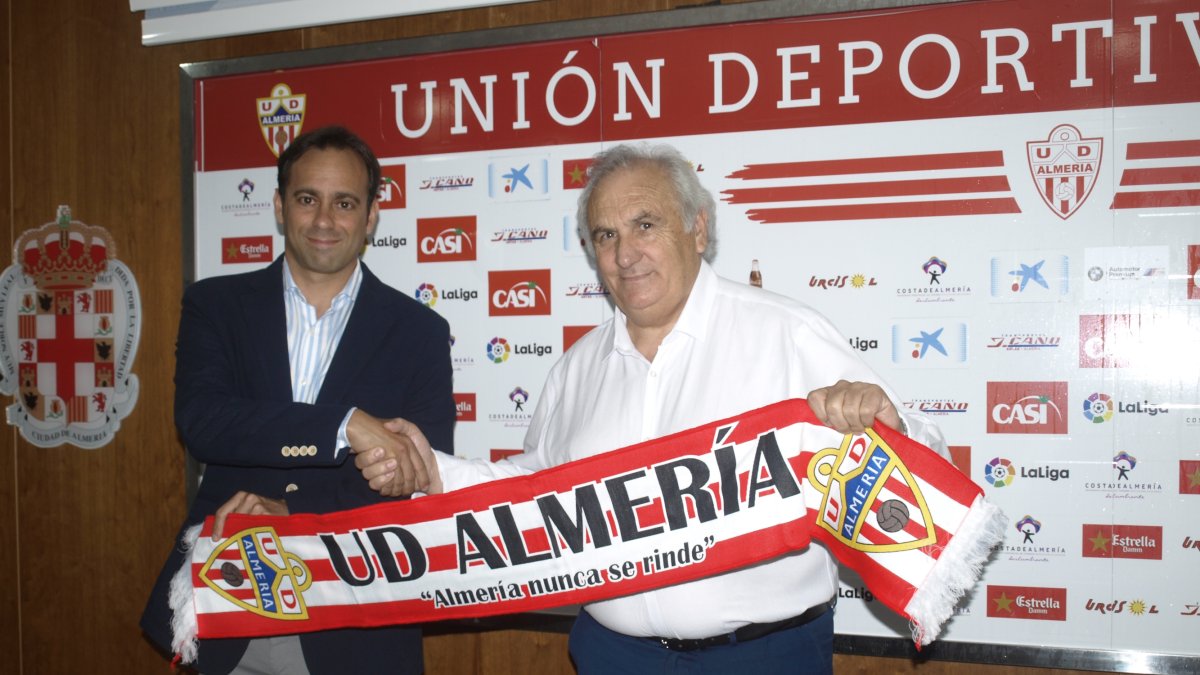 Fran y Alfonso se dan la mano en la presentación.