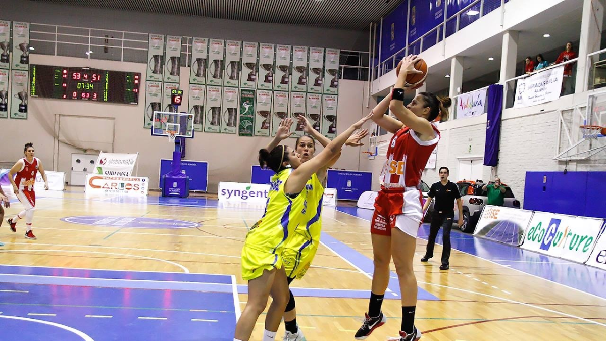 La capitana lanzando a canasta.