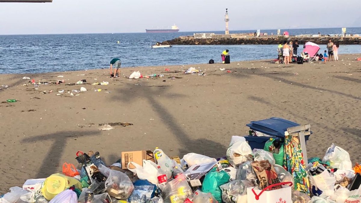 Basuras en la playa de la capital tras la noche de San Juan.