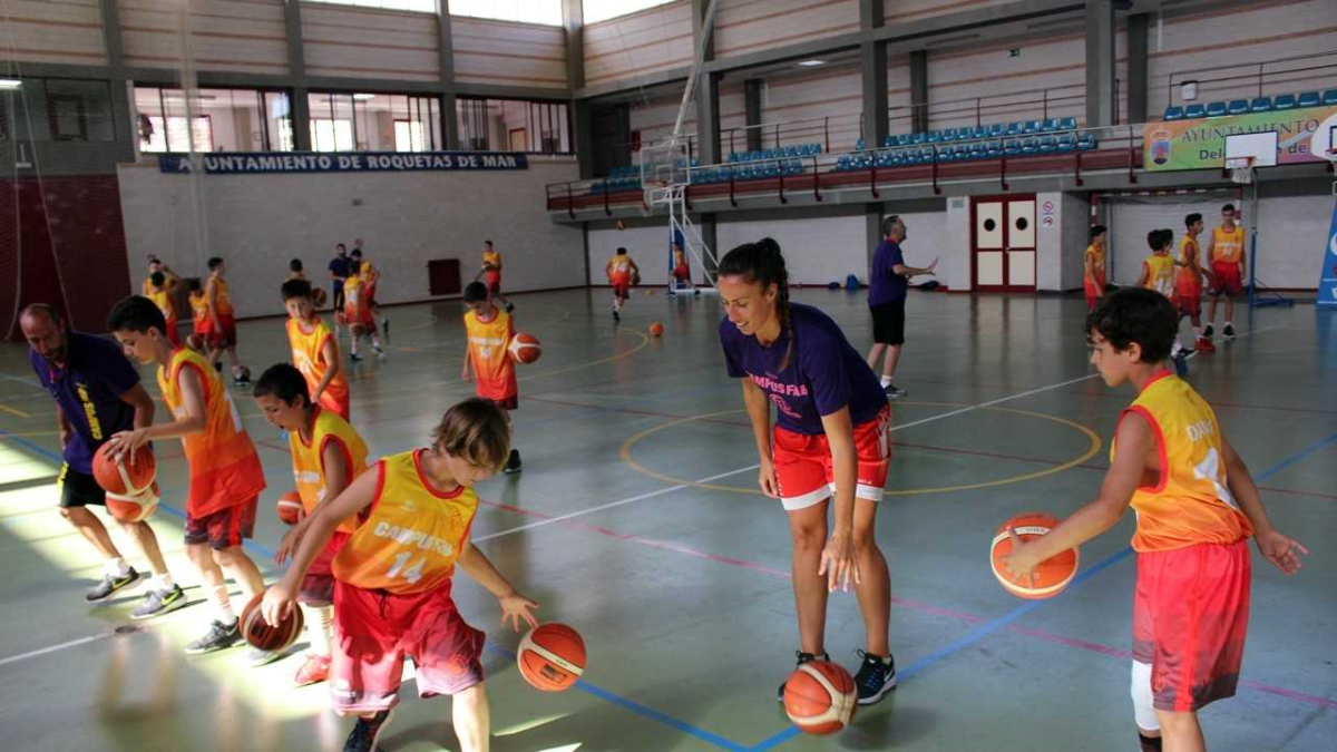 La profesora dando clase.