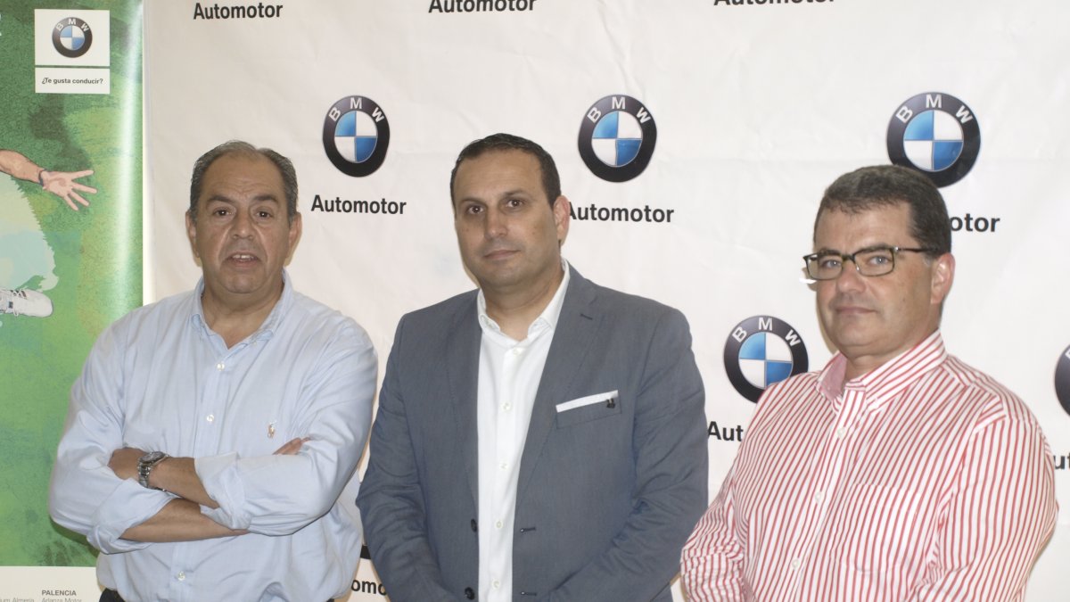 Foto de familia en la presentación del evento.