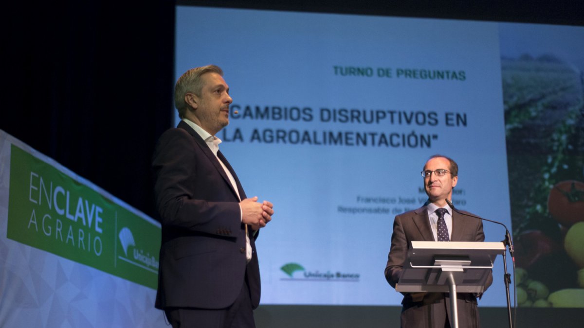 El consultor David Del Pino, durante su ponencia en el encuentro ‘Enclave Agrario’ organizado por Unicaja.
