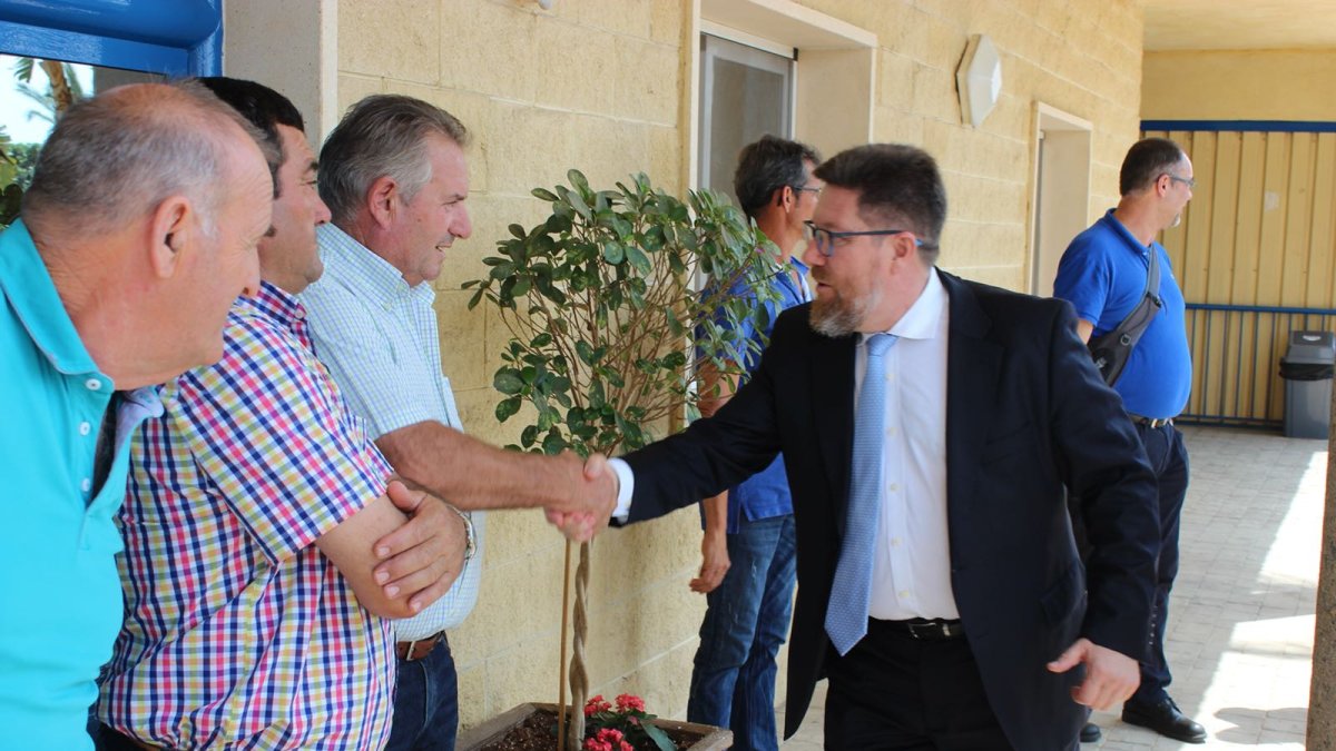 El consejero de Agricultura, Rodrigo Sánchez Haro, saluda a los directivos de SAT Indasol.