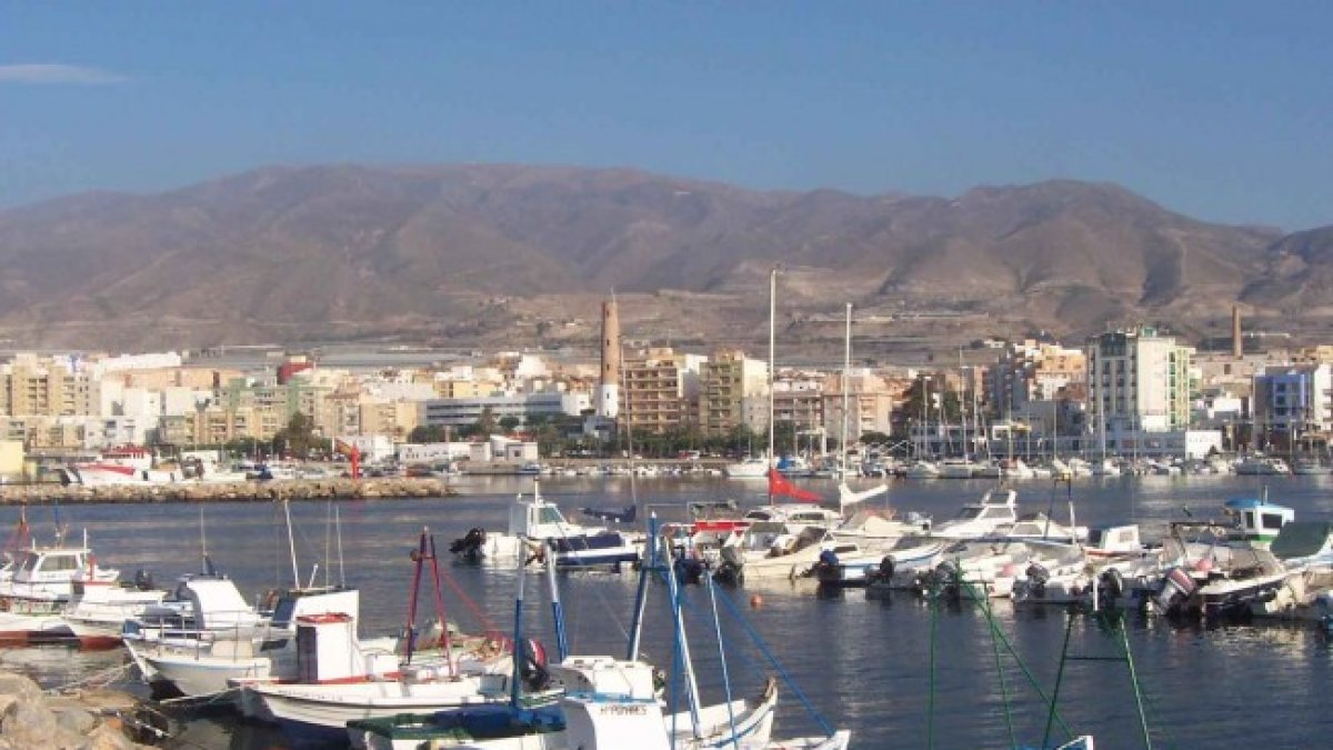 El cuerpo ha sido localizado a 9 millas del puerto de Adra.