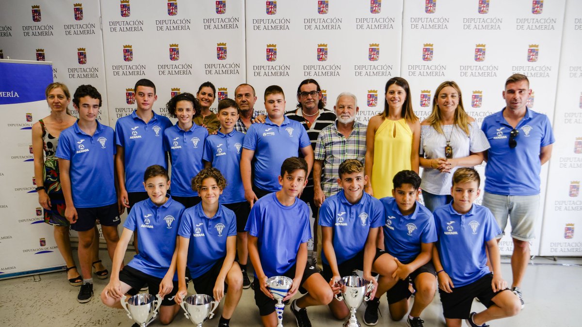 Los jugadores del Viator con la diputada Ángeles Martínez.