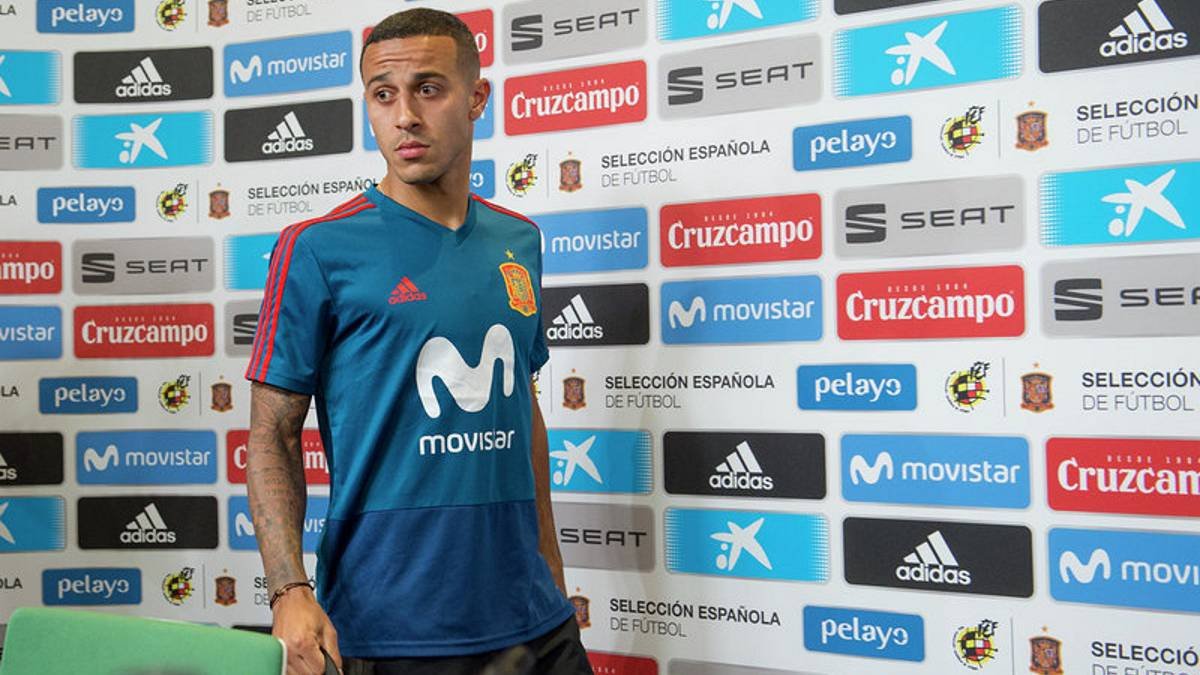 El jugador pide cariño a la prensa.