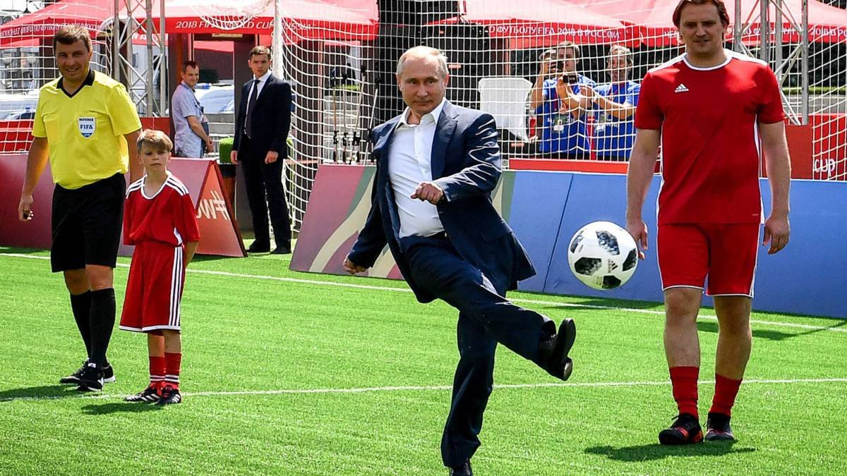 El presidente ruso le pega bien al balón.