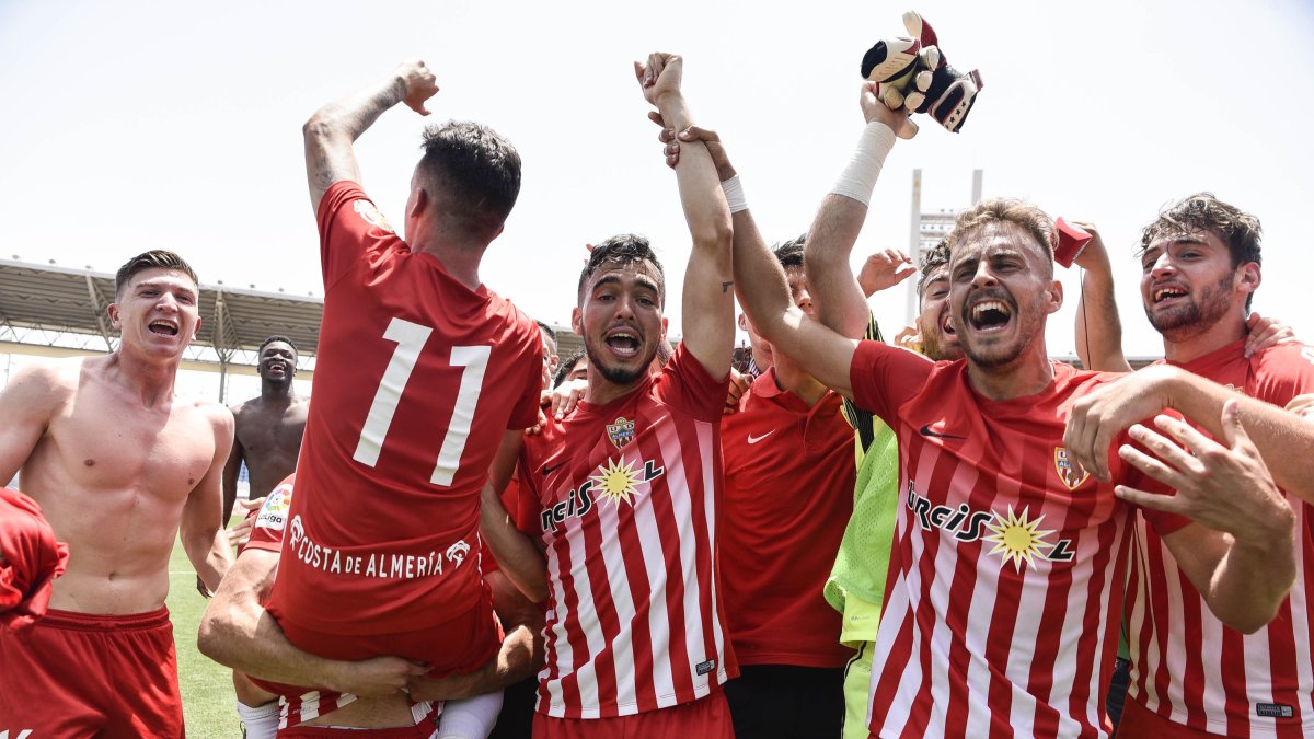 Los jugadores del B esperan la llamada del primer equipo.