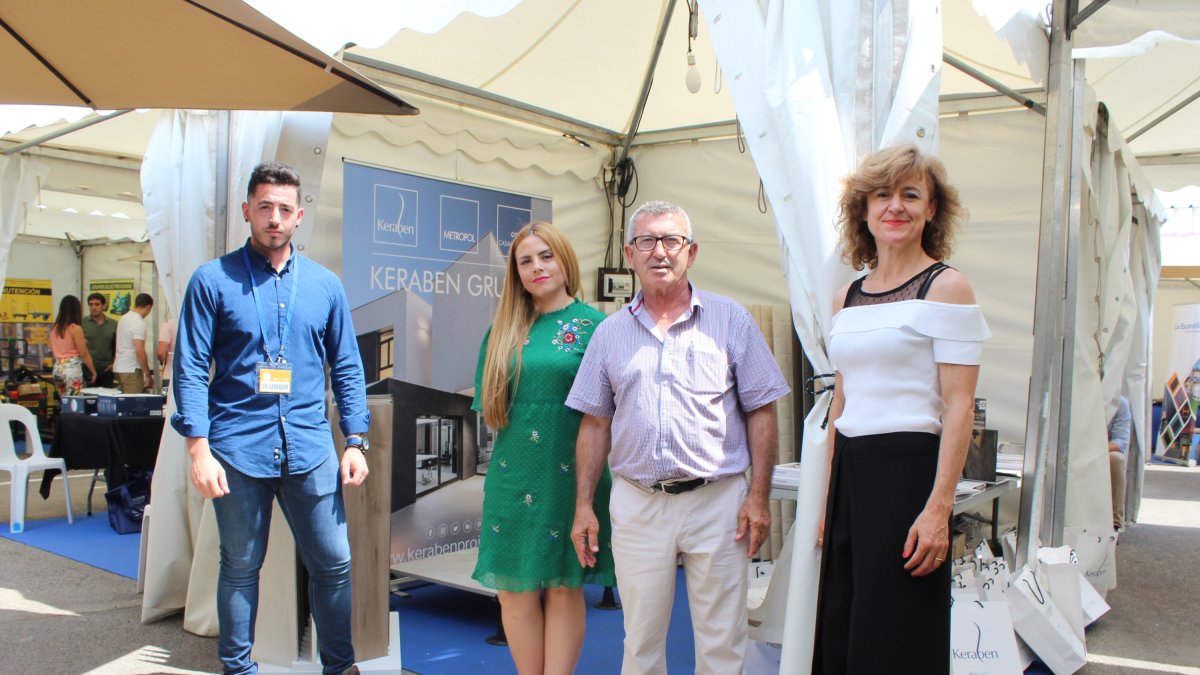 El propietario de Comercial Vera, Francisco Gallardo, junto a M. Martín, T. Cerrillo y E. López en la feria.