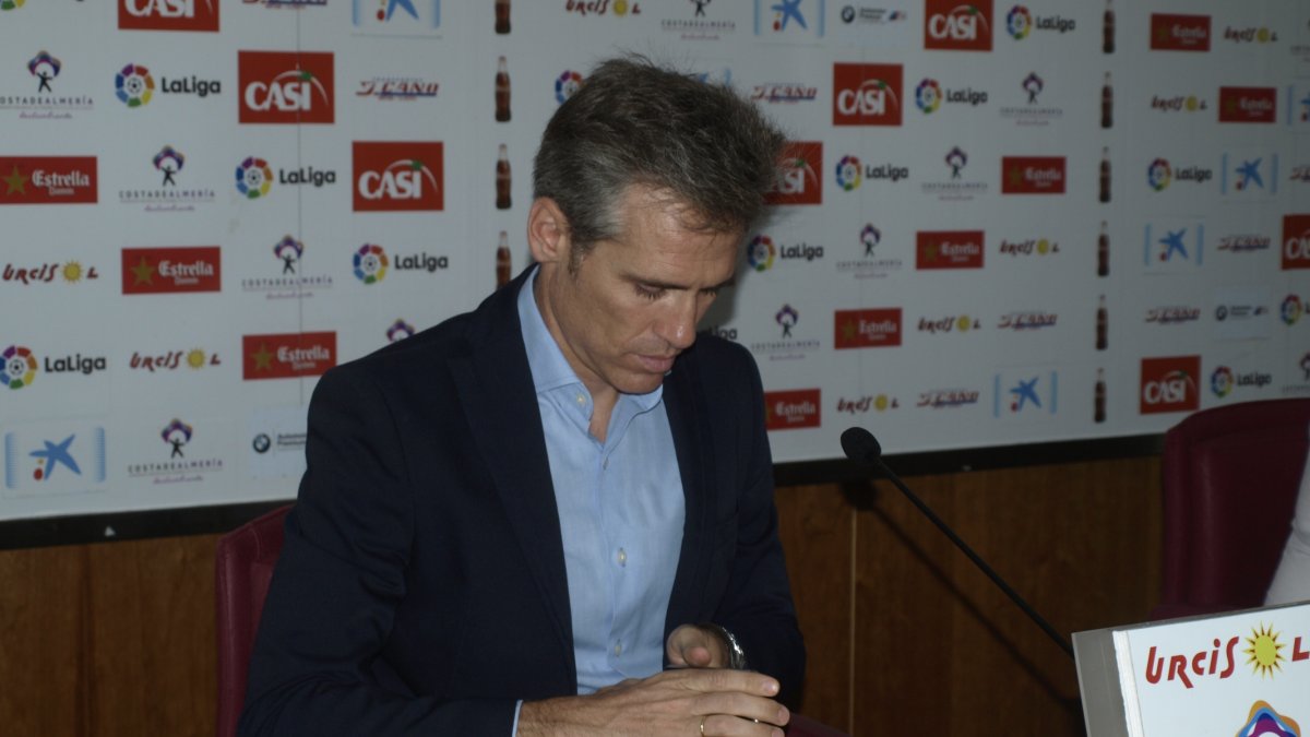 Miguel Ángel Corona no se separa de su agenda.