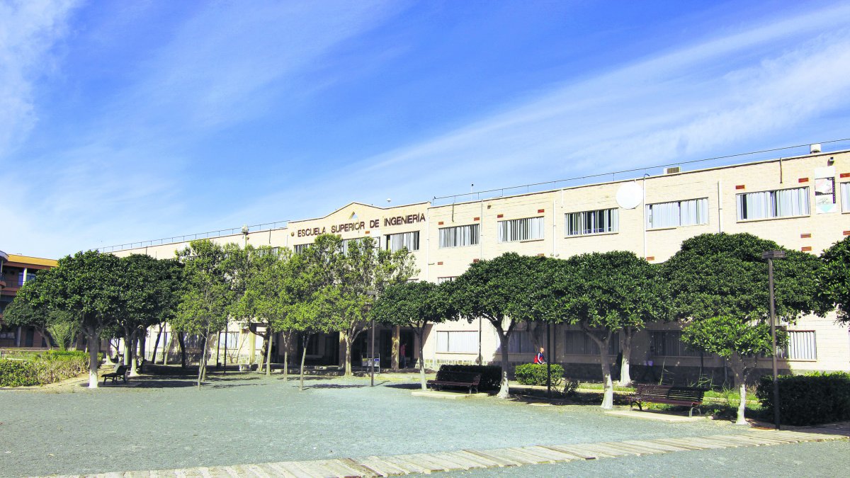 Fachada exterior de la Escuela Superior de Ingeniería.