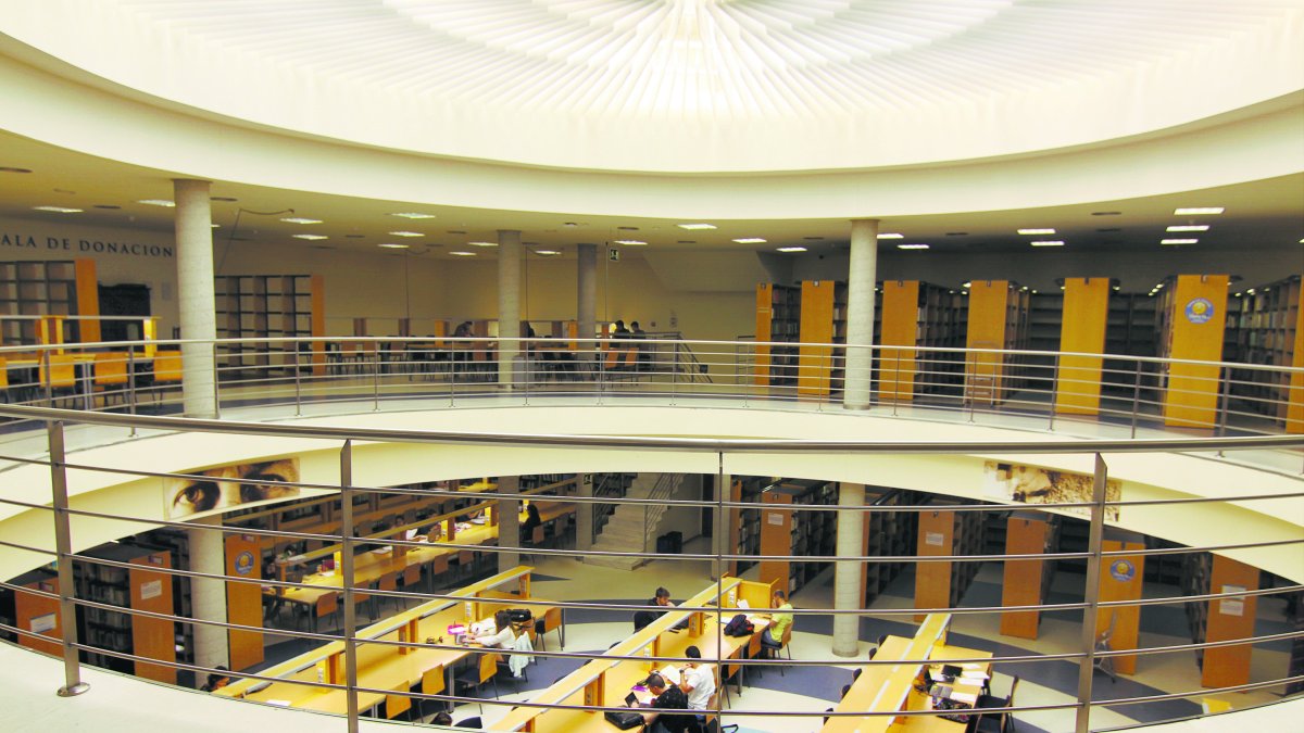 Interior de la Biblioteca de la UAL.