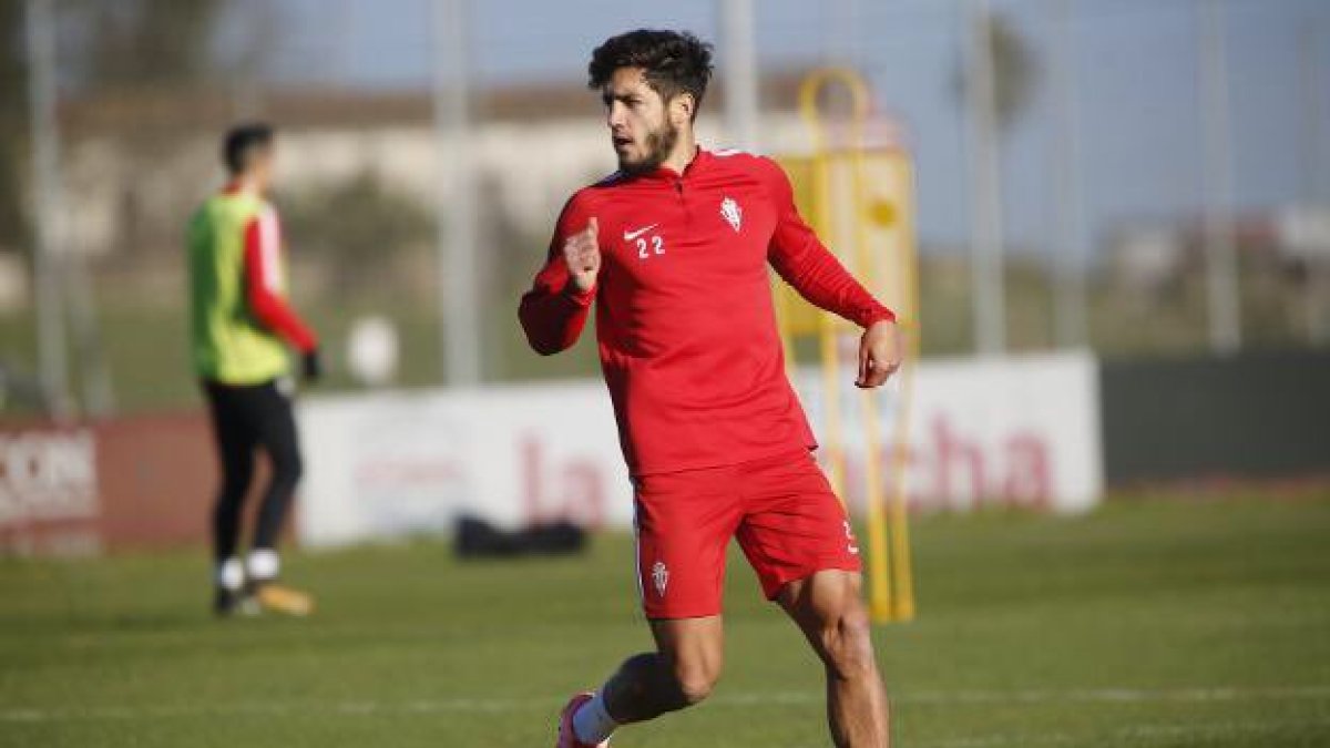 Adri Montoro entrenando con el Sporting.