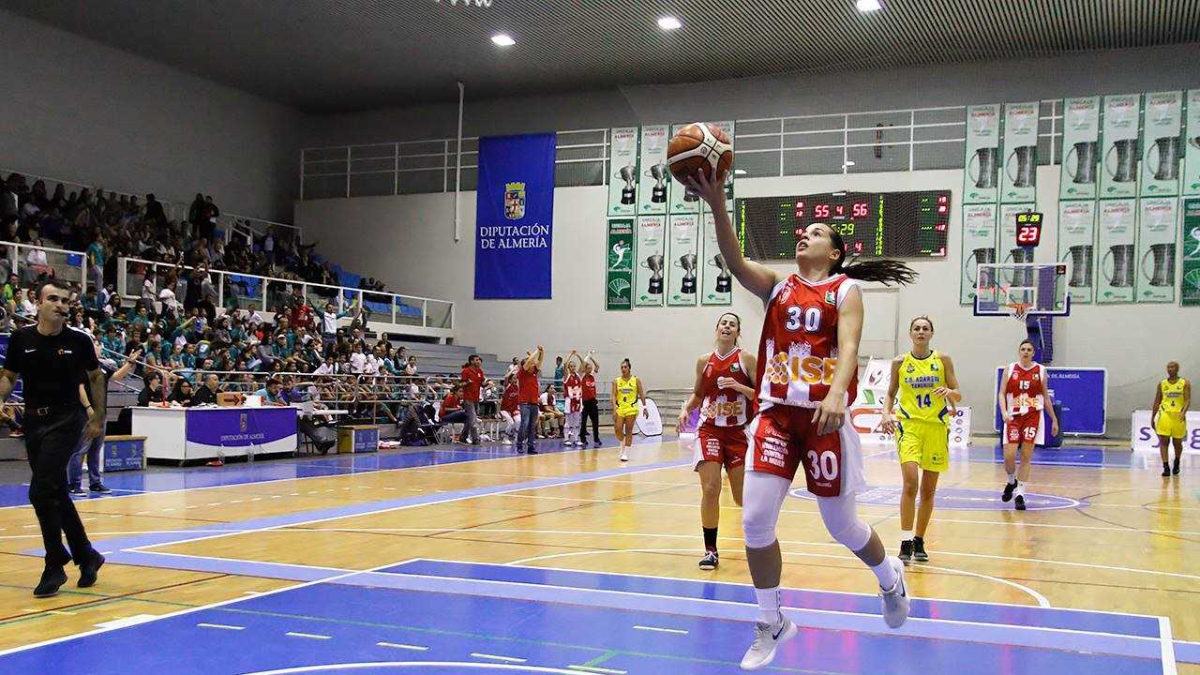 La jugadora entrando a canasta.