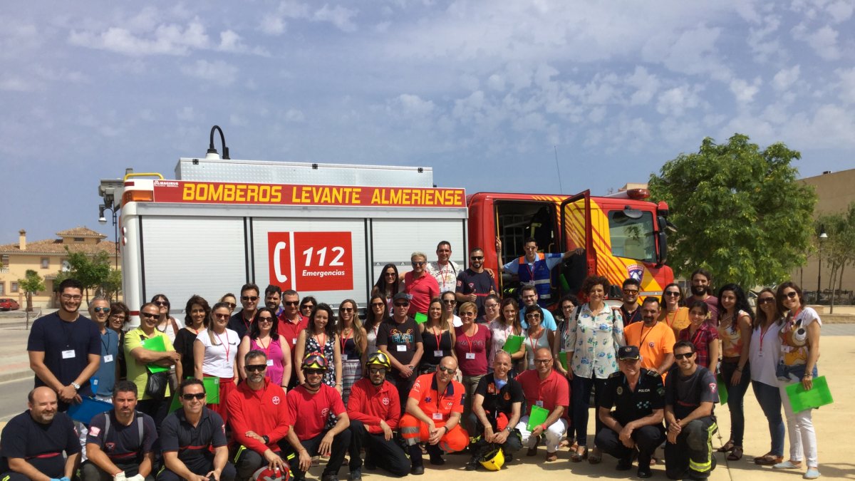 Participantes en la jornada, donde bomberos del Levante y los profesionales del 061 mostraron las técnicas de actuación.