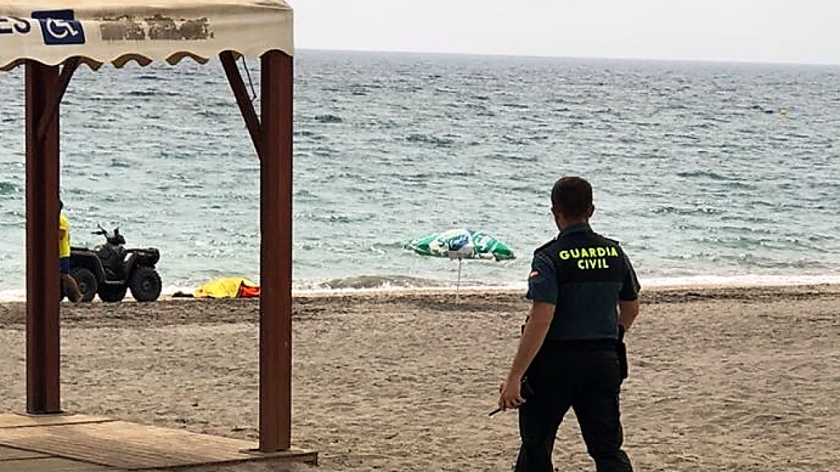 Un agente se dirige al lugar donde ha aparecido el cadáver de un migrante en la playa de Cabo de Gata.