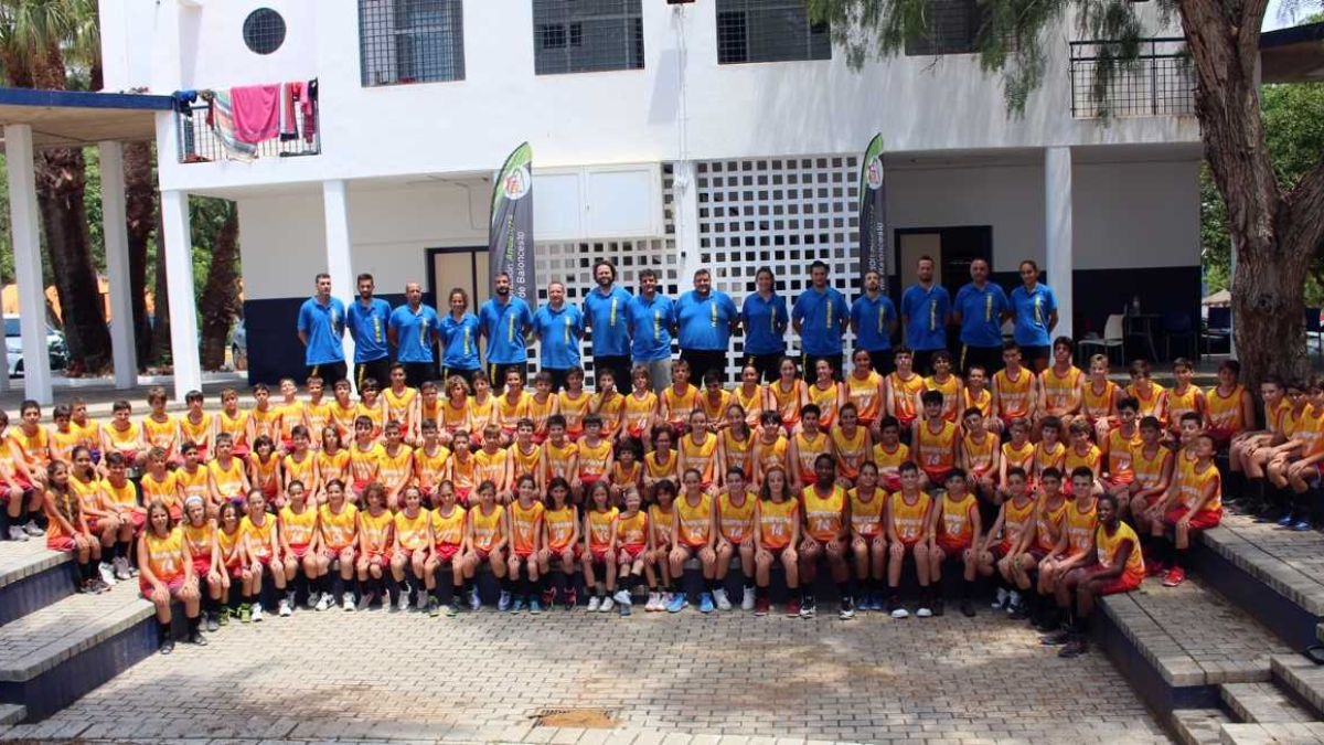 Los participantes en el Campus posan antes de la despedida.