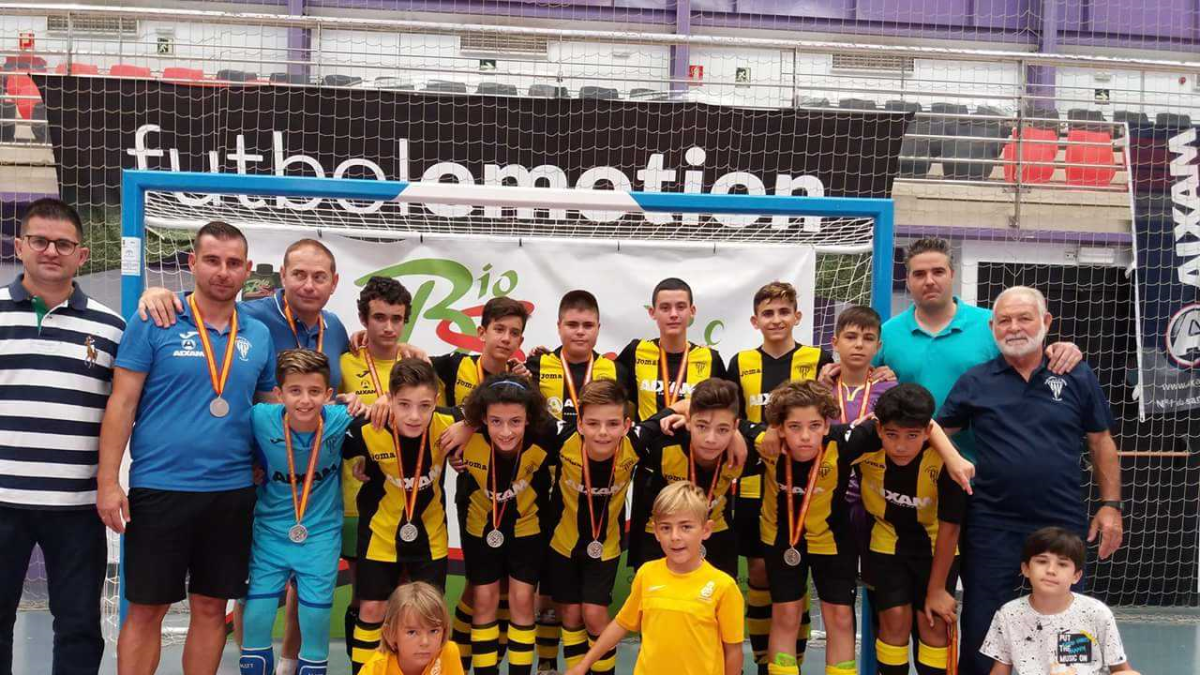 Los viatoreños luciendo la medalla de plata.