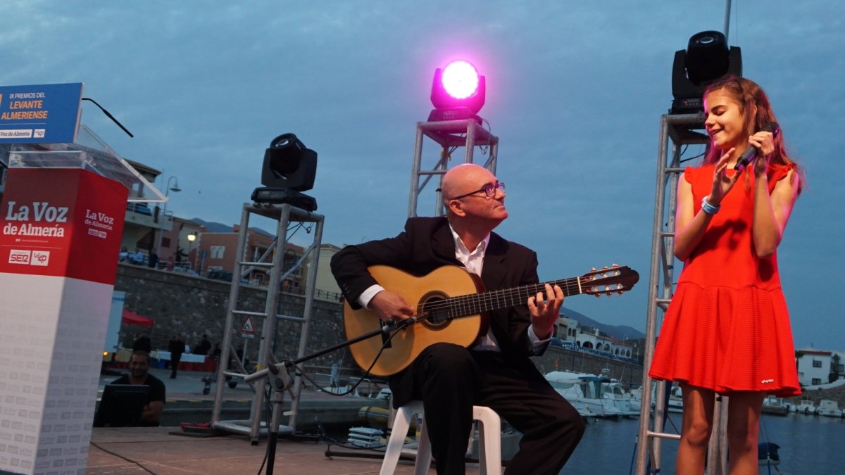La pequeña Laura Diepstraten sobre el escenario junto con Pepe Rodríguez a la guitarra. Foto: Ricardo Alba