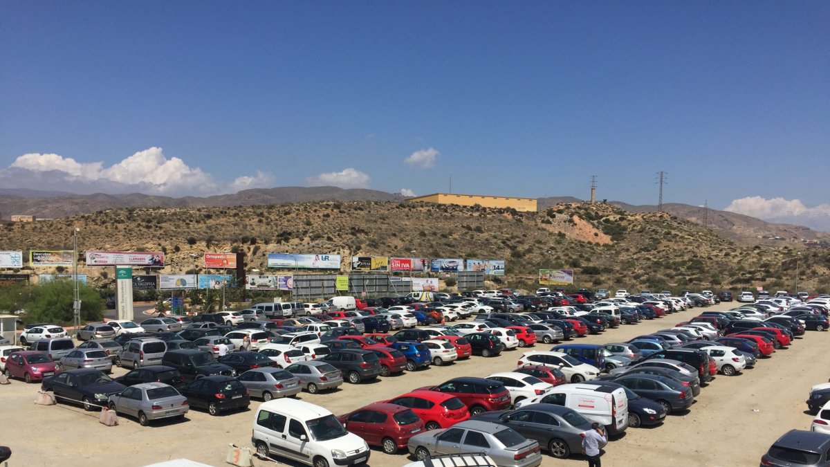 En el aparcamiento situado a la entrada del complejo hospitalario hay espacio para más de 300 vehículos. Siempre está lleno.