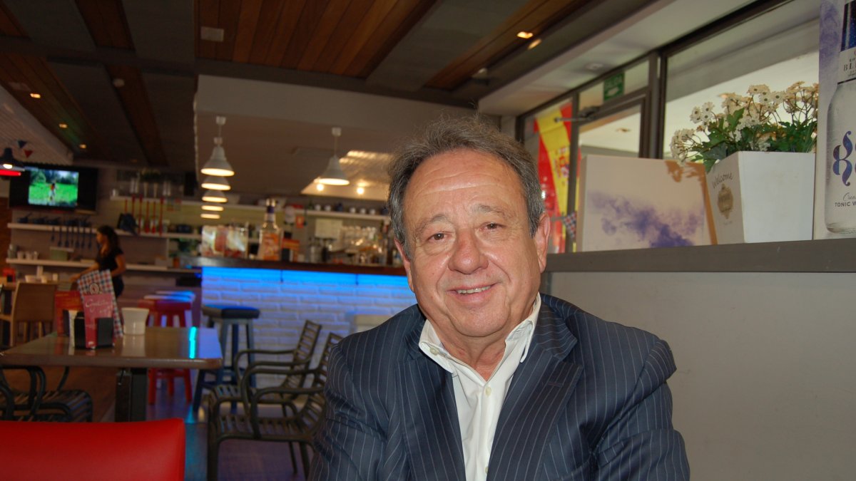 Enrique cree que “Almería capital tendría que mirarse en el espejo de la provincia”.